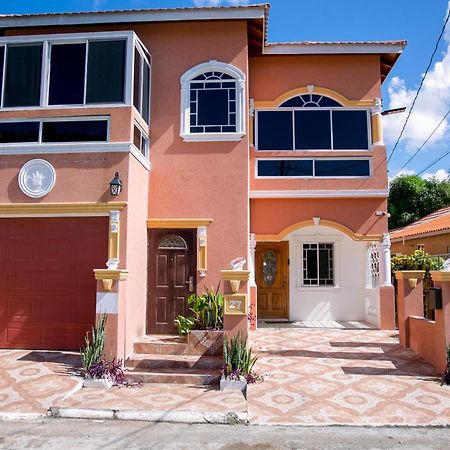 Spanish Town Royal Vybez Vacation Homes מראה חיצוני תמונה