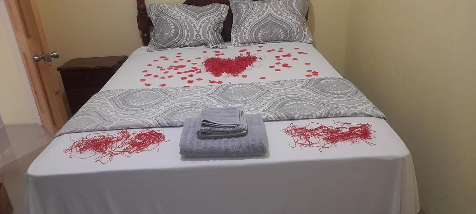Spanish Town Royal Vybez Vacation Homes מראה חיצוני תמונה