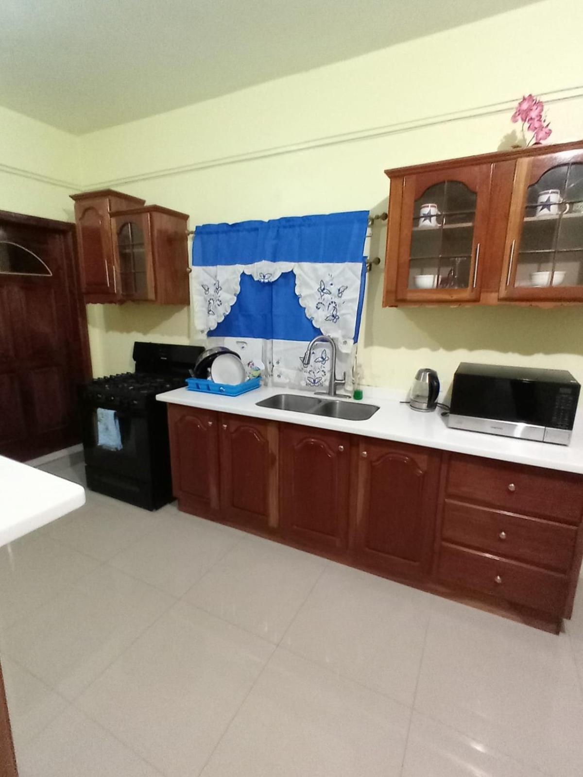 Spanish Town Royal Vybez Vacation Homes מראה חיצוני תמונה